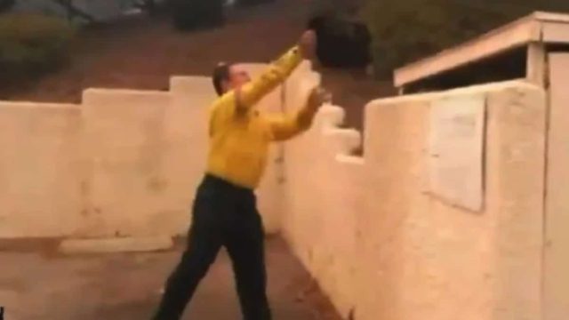 Δύσκολοι καιροί, δύσκολες αποφάσεις: Πυροσβέστης στο Λος Άντζελες σβήνει τη φωτιά με…τσάντα (video)