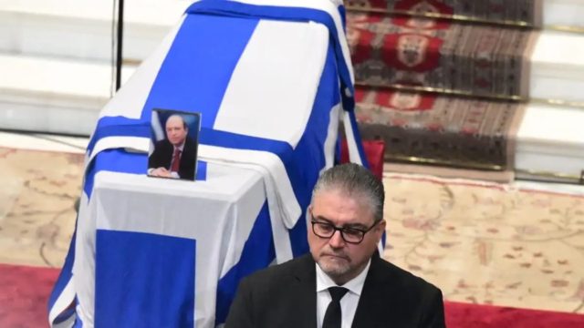 Κώστας Σημίτης: «Φύλακας άγγελος» δίπλα στη σορό του πολιτικού, ο σωματοφύλακάς του, Θανάσης Φιλιππόπουλος