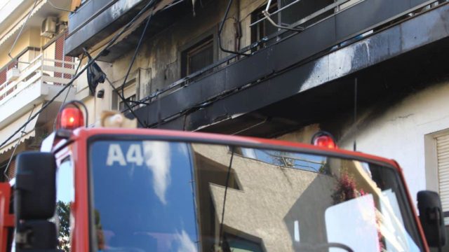 Φωτιά σε σπίτι στο Μενίδι: Νεκρός ένας άνδρας (vid)