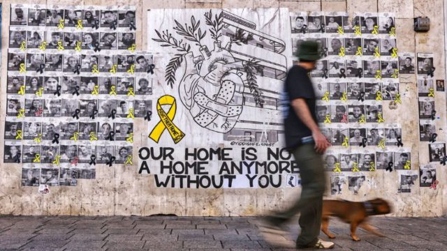 «Εκεχειρία» στη Μέσα Ανατολή: Το Ισραήλ παρέλαβε τη λίστα με τους ομήρους και παράλληλα βομβαρδίζει τη Γάζα