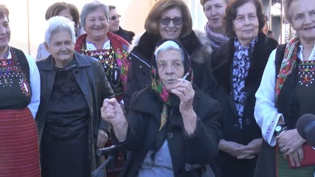 Απίθανη 90χρονη γιαγιά στις Σέρρες… καμαρώνει το σύζυγό της για τα προσόντα του: «Ζει ο άνδρας μου, παίδαρος»! (video)