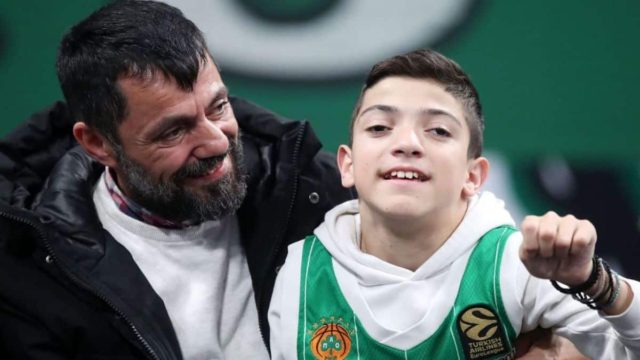 Ξεφτίλα: Ρατσιστική επίθεση στον μικρό Γιαννάκη, επειδή φοράει φανέλες όλων των ελληνικών ομάδων!