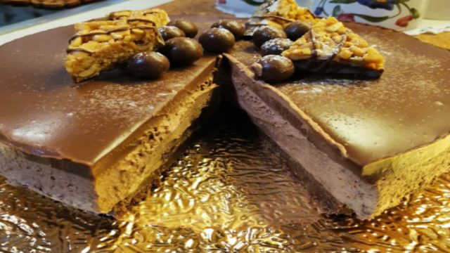 Πεντανόστιμο: Εύκολο cheesecake πραλίνα – σοκολάτα