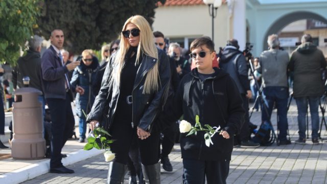 «Τι να σου πω τώρα ποιο είναι το συναίσθημά μου, δεν…»: Οι δηλώσεις της Αγγελικής Ηλιάδη στην κηδεία της Καίτης Γκρέυ