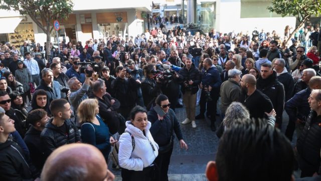 Οργή λαού στο Ηράκλειο για την κακοποίηση του 3χρονου Άγγελου: Εκατοντάδες περίμεναν τους γονείς για να τους λιντσάρουν!