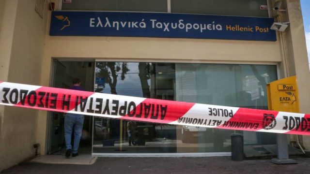 Καλλιθέα: Ένοπλη ληστεία σε ΕΛΤΑ – Ο δράστης έδωσε «χαρτάκι» στην ταμεία