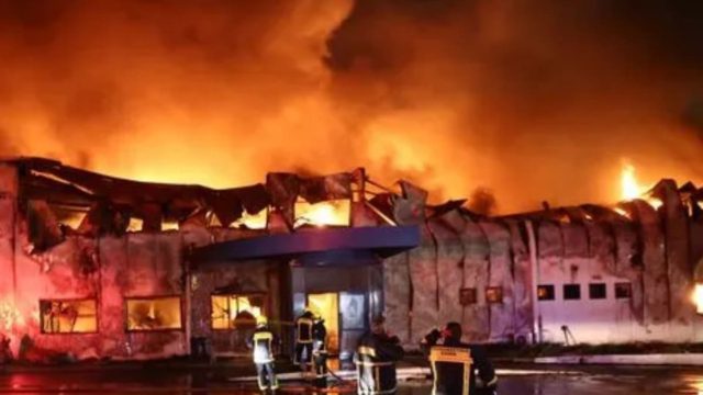 Στάχτη οι εγκαταστάσεις της «Καραμολέγκος» στο Κορωπί μετά την φωτιά που ξέσπασε