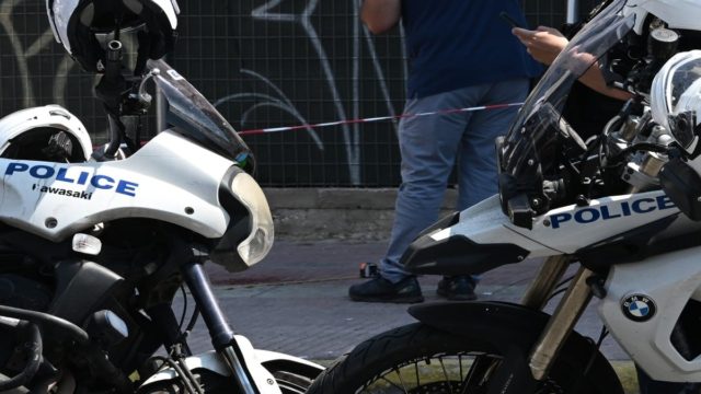 Καταδίωξη με νεκρό οδηγό μηχανής στη Νέα Πέραμο – Ένας τραυματίας