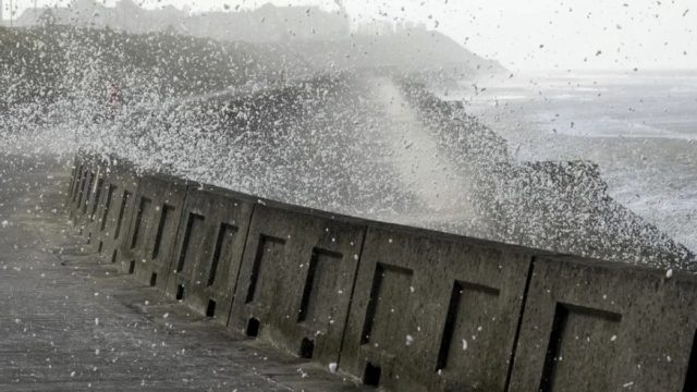 Ο κακός χαμός στη Βρετανία με την κακοκαιρία Eowyn: Εικόνες βιβλικής καταστροφής, μεγάλες ζημιές και ισχυρές προειδοποιήσεις