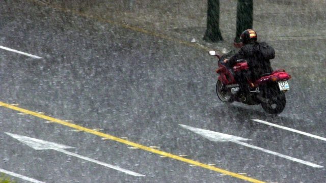 «Άνοιξαν οι ουρανοί» στην Αττική – Τρομερή κακοκαιρία με έντονες καταιγίδες και κεραυνούς!
