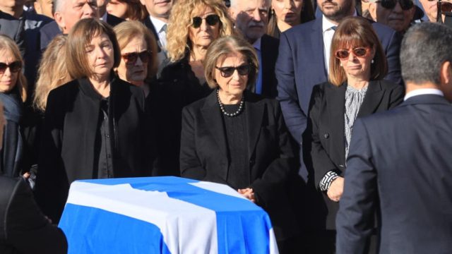 Κηδεία Κώστα Σημίτη: Συντετριμμένες η σύζυγός του, Δάφνη και οι κόρες του, Μαριλένα και Φιόνα – Τον αποχαιρέτησαν με 3 λευκά τριαντάφυλλα (video)