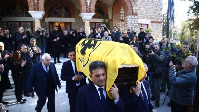 Πλήθος ποδοσφαιρόφιλων για το τελευταίο «αντίο» στον Ανδρέα Σταματιάδη: Σε κλίμα συγκίνησης η κηδεία του