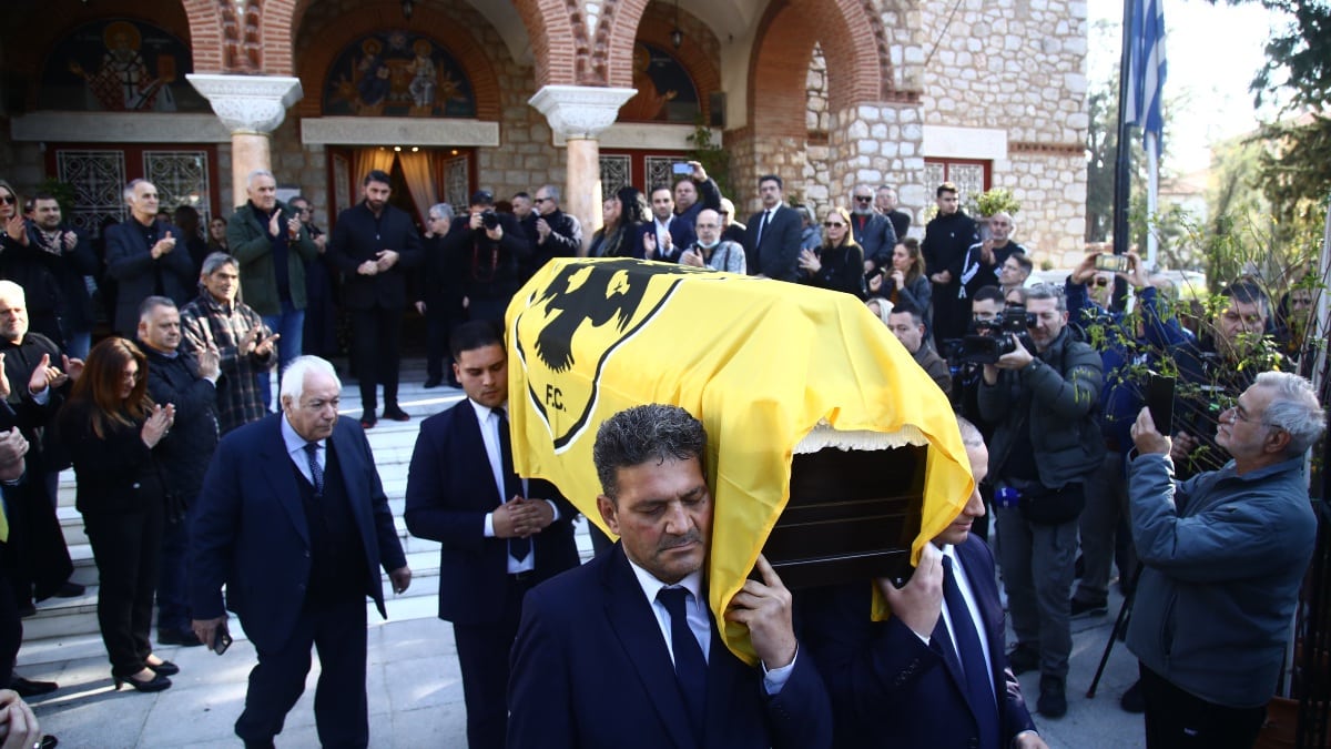 Πλήθος ποδοσφαιρόφιλων για το τελευταίο «αντίο» στον Ανδρέα Σταματιάδη: Σε κλίμα συγκίνησης η κηδεία του