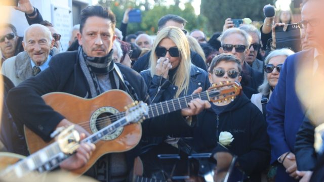 Με το «Βουνό» συνόδευσαν την Καίτη Γκρέυ στην τελική της κατοικία – Συγκίνηση στο τελευταίο αντίο