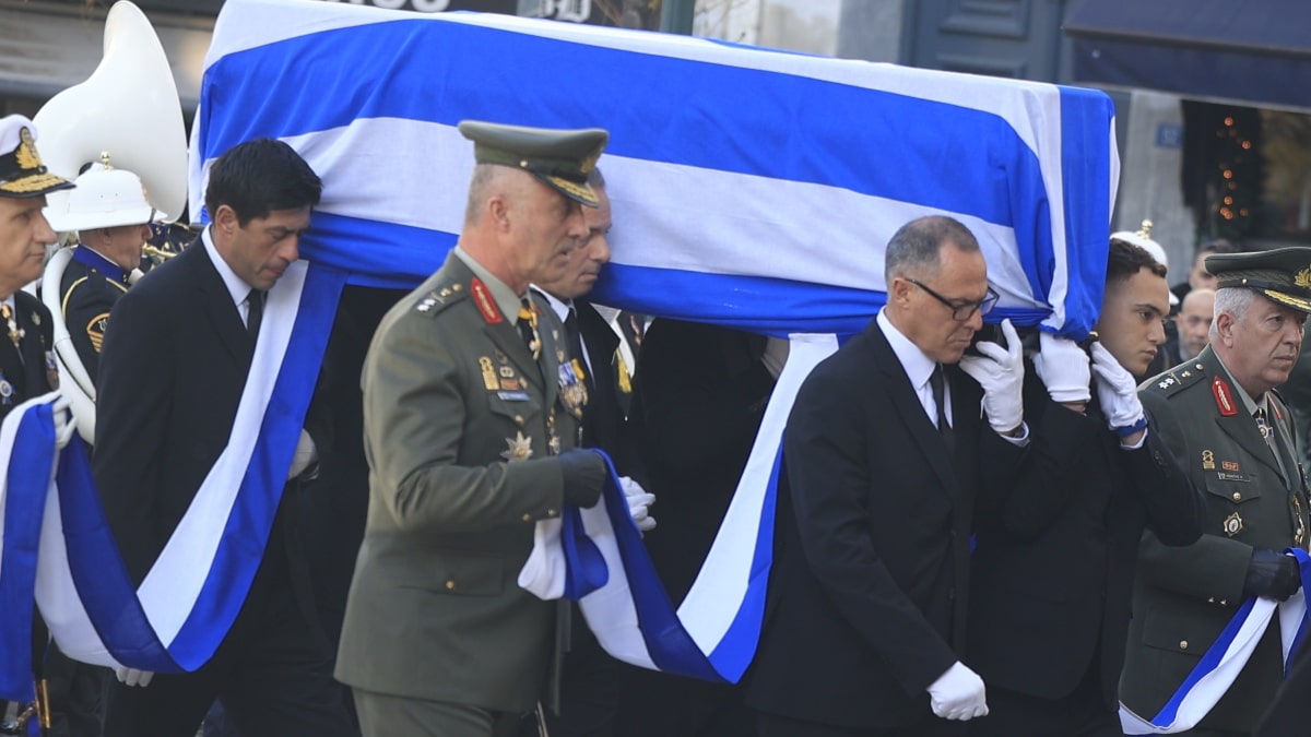 Το ύστατο χαίρε στον Κώστα Σημίτη: Τυλιγμένο το φέρετρο με την ελληνική σημαία – Άδειος ο δρόμος μπροστά στη Μητρόπολη