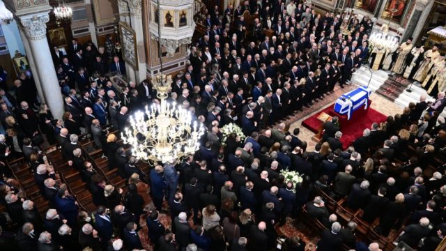 Αναστάτωση στην κηδεία του Κώστα Σημίτη: Λιποθύμησε βουλευτής του ΠΑΣΟΚ