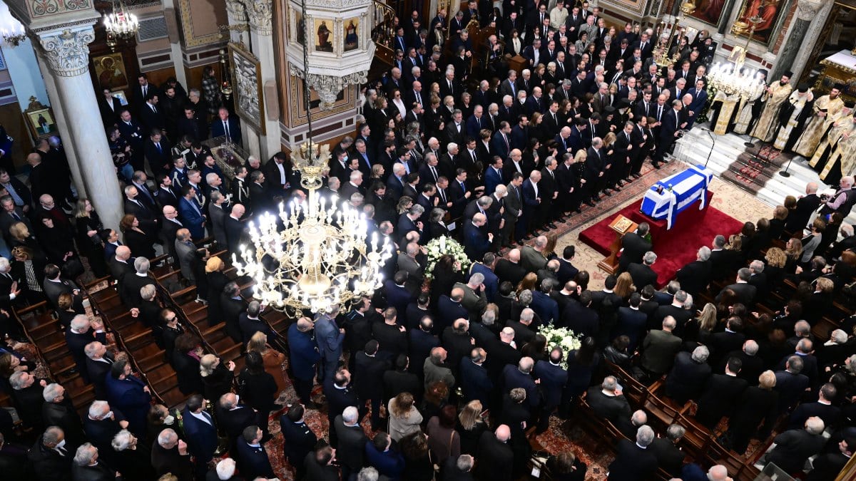 Αναστάτωση στην κηδεία του Κώστα Σημίτη: Λιποθύμησε βουλευτής του ΠΑΣΟΚ