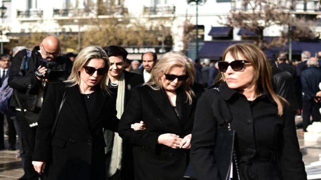 Μίμης Δομάζος: Σε κλίμα συγκίνησης η Ηώ Θεοδώρου με την Πόπη Δομάζου στην κηδεία του «στρατηγού»
