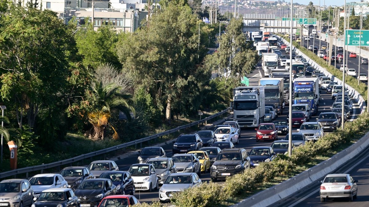 Σημειωτόν η Κηφισίας: Μποτιλιάρισμα εξαιτίας σύγκρουσης φορτηγού με ΙΧ