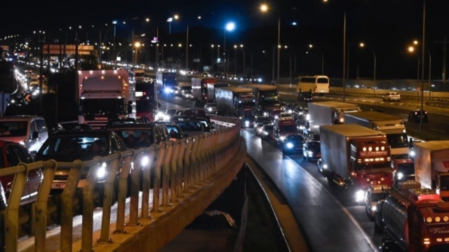 Αγανακτισμένοι οι οδηγοί: Ουρές χιλιομέτρων στην ΠΑΘΕ λόγω εργασιών στο ρεύμα προς Αθήνα