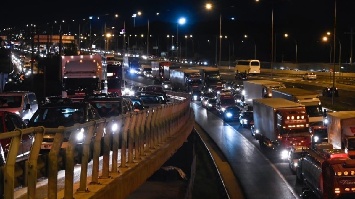 Αγανακτισμένοι οι οδηγοί: Ουρές χιλιομέτρων στην ΠΑΘΕ λόγω εργασιών στο ρεύμα προς Αθήνα