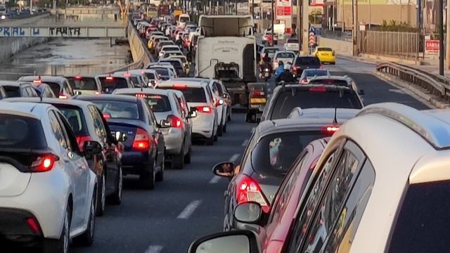 Live κίνηση 13/1: «Κατακόκκινος» ο Κηφισός – Απέραντο «πάρκινγκ» μέχρι και τη Μεταμόρφωση