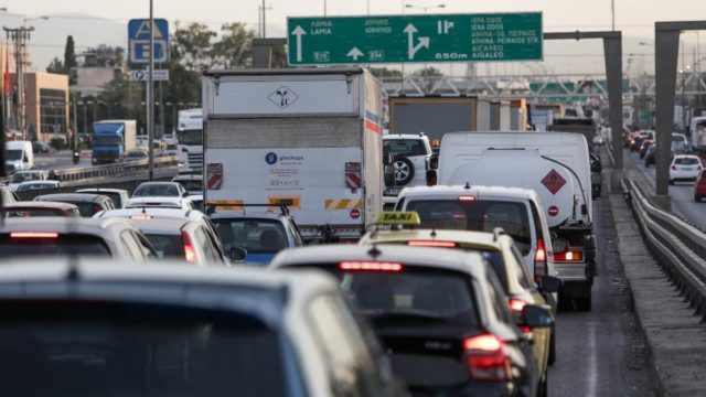 Κίνηση τώρα: Τετραπλή καραμπόλα στον Κηφισό – Μποτιλιάρισμα στο σημείο