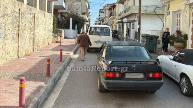 Ωραίος τύπος: Παράτησε το αυτοκίνητό του στη μέση του δρόμου και προκάλεσε μποτιλιάρισμα (photo)