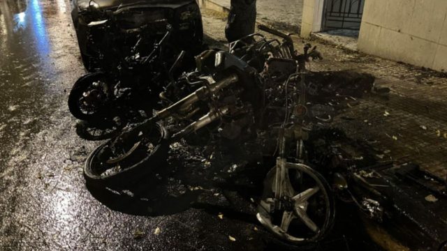 Συναγερμός στο Κολωνάκι: Κάηκαν τρεις μηχανές και δύο αυτοκίνητα