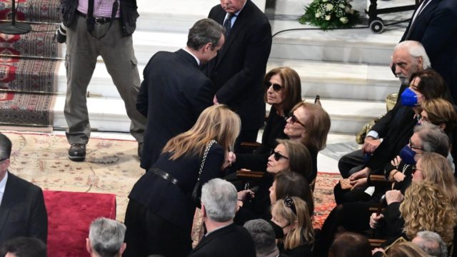 Κώστας Σημίτης: Ποιος στεκόταν δίπλα στη σορό του – Η τραγική φιγούρα κοντά στην οικογένειά του
