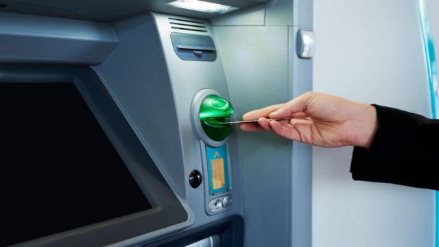 ATM: Το λάθος που κάνουν όλοι και τους «τρώει» την κάρτα ‑ Έτσι θα το αποφύγετε