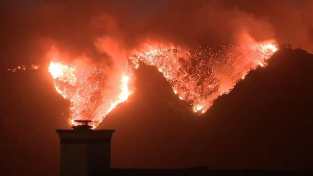 Καταστροφή στο Λος Άντζελες: Δύο νεκροί και αμέτρητοι τραυματίες από τις πυρκαγιές – Εκκενώθηκε το σπίτι της Κάμαλα Χάρις