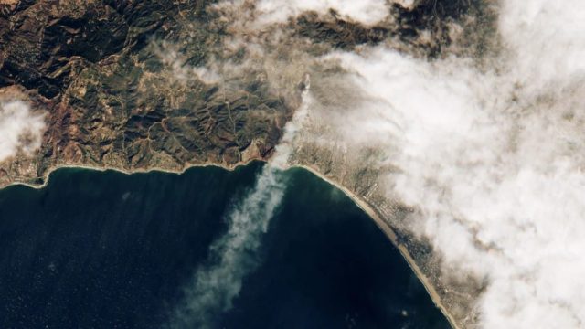 Λος Άντζελες: Ο καπνός από τις πυρκαγιές είναι πλέον ορατός από το διάστημα – Αποκαλυπτικές εικόνες της NASA