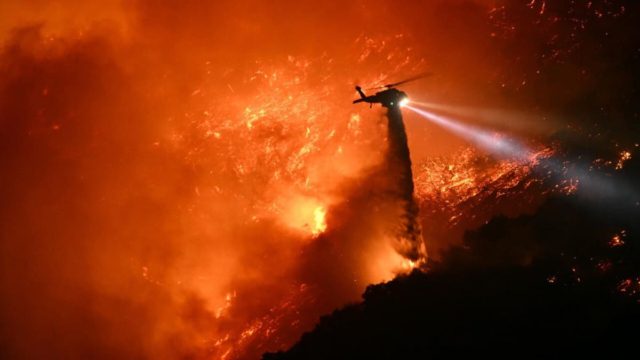 Στο έλεος της πύρινης λαίλαπας το Λος Άντζελες: Ενισχύονται οι άνεμοι – Φόβοι για ενίσχυση της πυρκαγιάς
