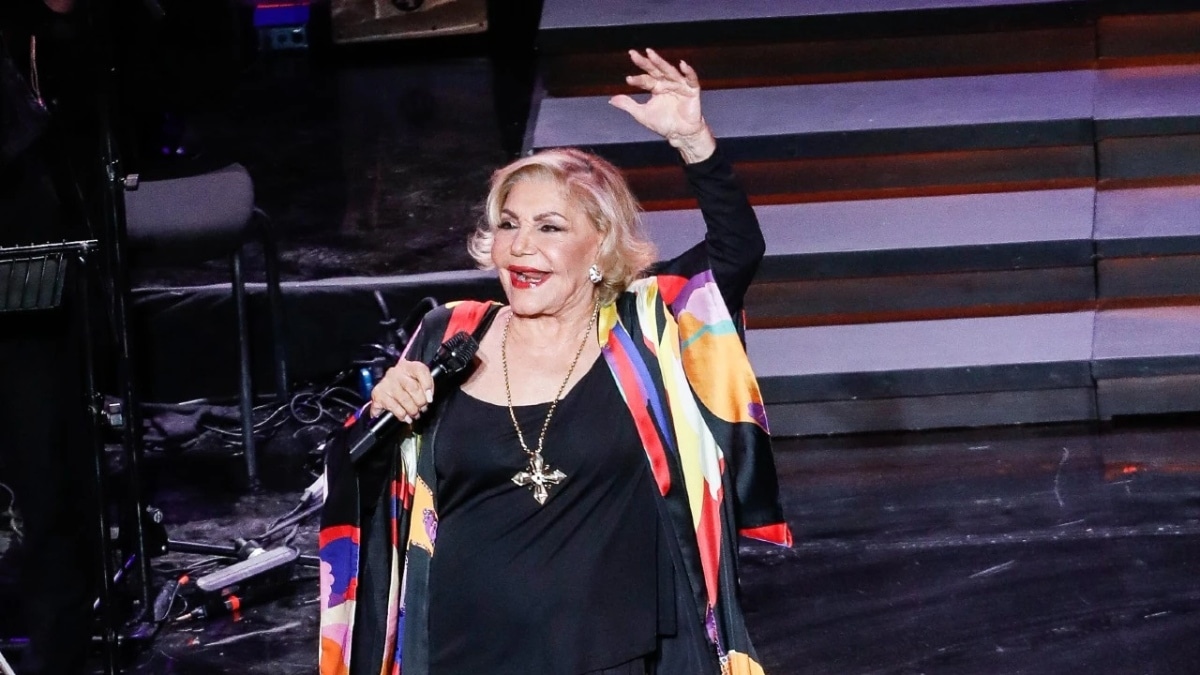Πανελλήνια χαρά: Βγήκε από το νοσοκομείο η Μαρινέλλα, επιστρέφει στο σπίτι της μετά 4 μήνες