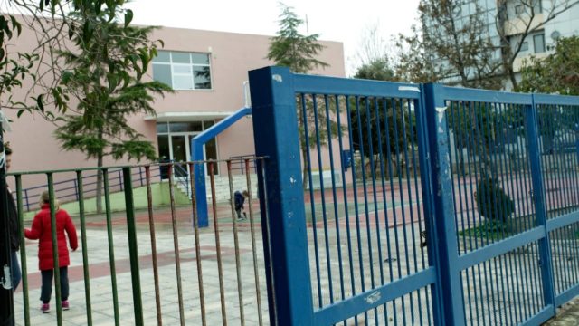 Ελλάς το μεγαλείο σου: Μαθητές δημοτικού κινδυνεύουν με ηλεκτροπληξία – Τρέχουν νερά σε ηλεκτρολογικό πίνακα