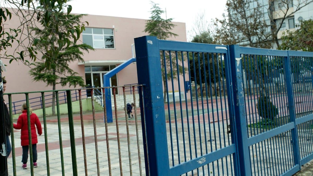 Ελλάς το μεγαλείο σου: Μαθητές δημοτικού κινδυνεύουν με ηλεκτροπληξία – Τρέχουν νερά σε ηλεκτρολογικό πίνακα
