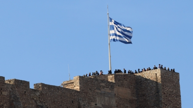 Η φωτογραφία της Ημέρας: Μεσίστιες οι σημαίες στην Αθήνα για τον θάνατο του Κώστα Σημίτη