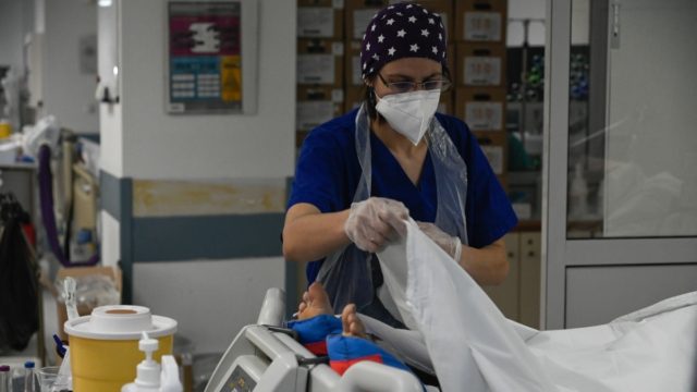 «Ταξίδεψε» και στην Αθήνα η νέα υγειονομική απειλή από την Κίνα – Στη ΜΕΘ του «Αττικόν» ασθενής με μεταπνευμονοϊό