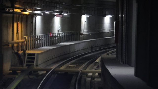 Βγάζει τη χρονιά το μετρό Θεσσαλονίκης; Άγνωστοι προσπάθησαν να μπουν από καταπακτή και προκάλεσαν φθορές