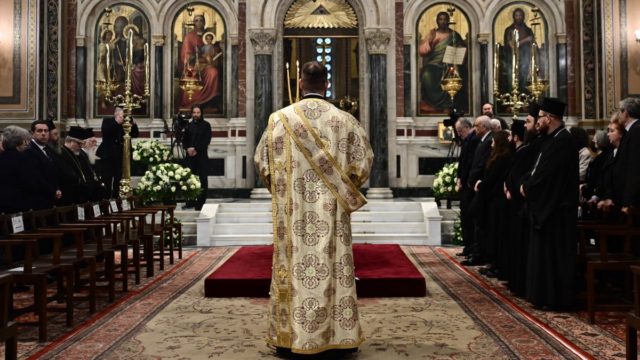 Πλήθος πιστών στη Μητρόπολη Αθηνών: Σε λαϊκό προσκύνημα η σορός του Αρχιεπισκόπου Αναστάσιου