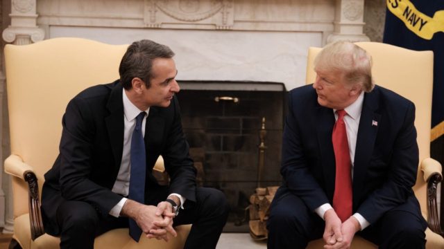 Το «μαύρο σύννεφο» του Τραμπ πάνω από την Ελλάδα: Οι συνέπειες στην οικονομία και το μορατόριουμ που επιδιώκει ο Μητσοτάκης