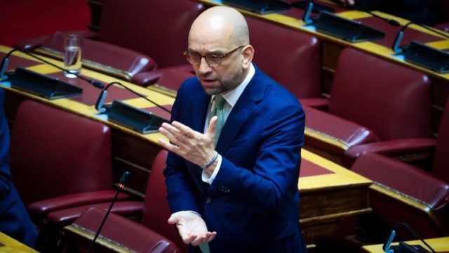 Στο νοσοκομείο εκτάκτως ο βουλευτής του ΣΥΡΙΖΑ, Κώστας Μπάρκας – Η αναφορά του στην ψήφο του για Πρόεδρο της Δημοκρατίας