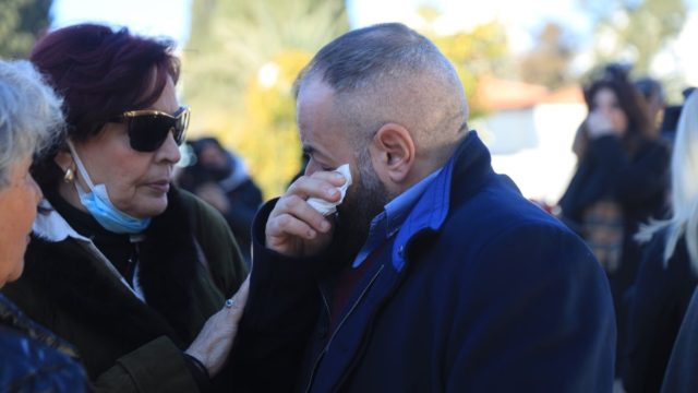 Θρήνος στην κηδεία της Καίτης Γκρέυ: Τραγική φιγούρα ο Νίκος Νικόλιζας, ξέσπασε σε κλάματα