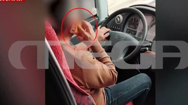 Αν είναι δυνατόν: Οδηγός ΚΤΕΛ δεν αφήνει ούτε λεπτό το κινητό από το χέρι και συνεχίζει να… πατάει γκάζι (Βίντεο)