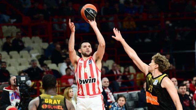 Ολυμπιακός – ΑΕΚ 89-70: Δύσκολη νίκη για τους ερυθρόλευκους με κορυφαίο Πίτερς