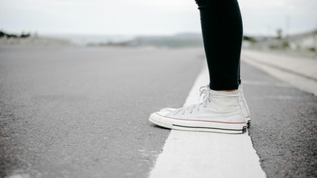 Για όλα υπάρχουν λύσεις! 4 εύκολοι και γρήγοροι τρόποι να καθαρίσεις τα λευκά παπούτσια σου