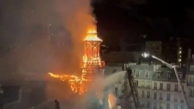 Μεγάλη φωτιά στο δημαρχείο του 12ου διαμερίσματος στο Παρίσι: Κάηκε το καμπαναριό