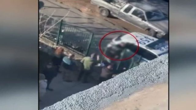 Βίαια επεισόδια σε ΕΠΑΛ της Πάτρας: Η στιγμή που συλληφθείς βρίζει τους αστυνομικούς (video)