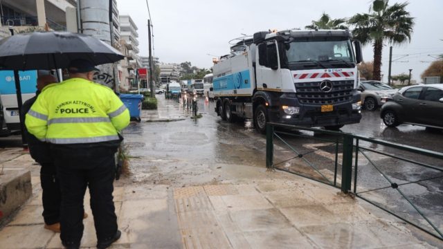 Στο ίδιο έργο θεατές: Πλημμύρισε με βοθρολύματα η Λεωφόρος Ποσειδώνος εξαιτίας της κακοκαιρίας